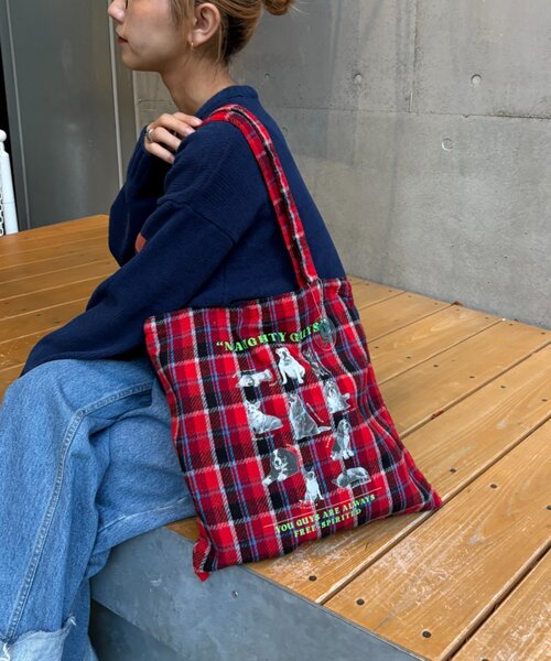 SOUNDSGOOOOD（サウンズグッド）の「【SOUNDS GOOOOD】犬プリントネルチェックトートバッグ（トートバッグ・メンズ・レッド/ブルー・ONE SIZE）」の3枚目の写真