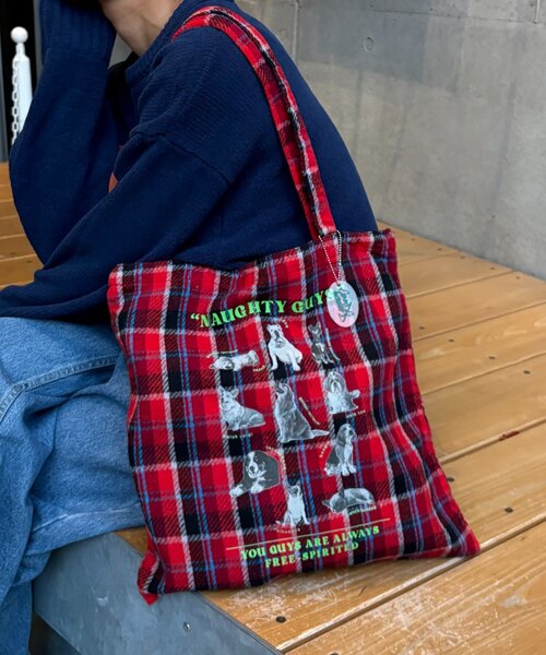 SOUNDSGOOOOD（サウンズグッド）の「【SOUNDS GOOOOD】犬プリントネルチェックトートバッグ（トートバッグ・メンズ・レッド/ブルー・ONE SIZE）」の4枚目の写真
