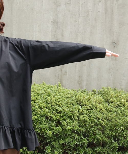 Brown&Street(ブラウンアンドストリート)の「ヘムフリルシャツトップス(シャツ/ブラウス・レディース・ホワイト/ブラック・FREE)」の21枚目の写真