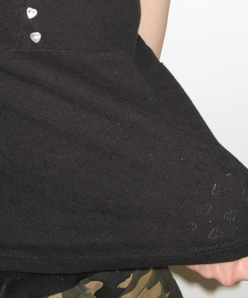 RONRON（ロンロン）の「HEART BUTTON GOLGI SLEEVELESS EYELET BLACK（Tシャツ/カットソー・レディース・その他・FREE）」の3枚目の写真