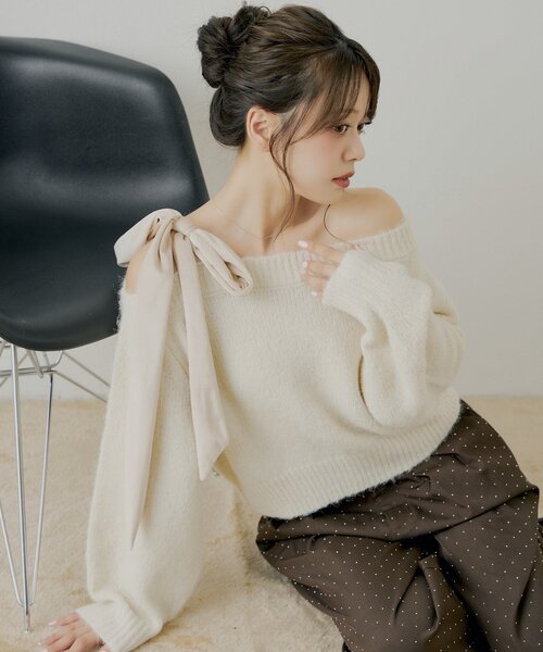 Chico（チコ）の「【REVIVAL/WEB限定】ベロアリボンワンショルルーズニット（ニット/セーター・レディース・ブラウン/レッド/ホワイト系その他3/ブラウン系その他3/グレー系その他3/アイボリー・FREE）」の2枚目の写真