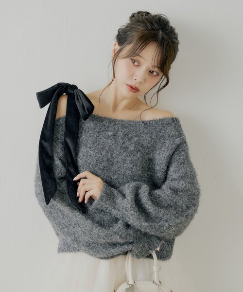 Chico（チコ）の「【REVIVAL/WEB限定】ベロアリボンワンショルルーズニット（ニット/セーター・レディース・ブラウン/レッド/ホワイト系その他3/ブラウン系その他3/グレー系その他3/アイボリー・FREE）」の4枚目の写真