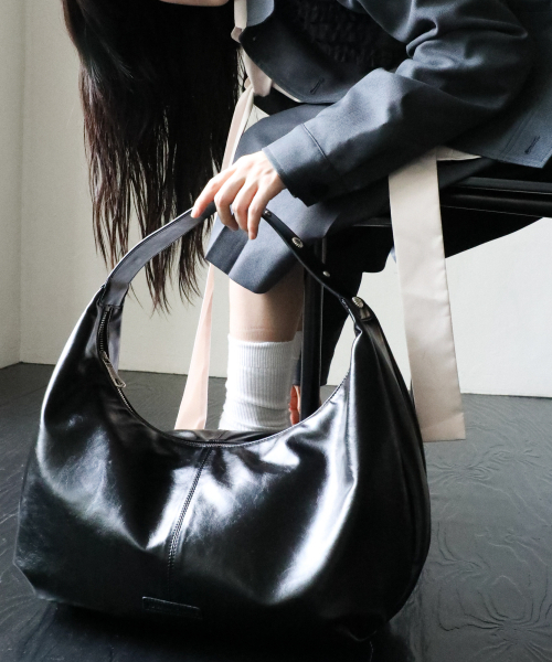IUGAMAKARAS（イウガマカラス）の「Studded Strap Hobo Bag (Black)（ショルダーバッグ・レディース・その他・FREE）」の10枚目の写真
