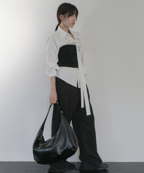IUGAMAKARAS（イウガマカラス）の「Studded Strap Hobo Bag (Black)（ショルダーバッグ・レディース・その他・FREE）」の12枚目の写真