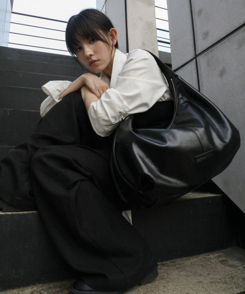 IUGAMAKARAS（イウガマカラス）の「Studded Strap Hobo Bag (Black)（ショルダーバッグ・レディース・その他・FREE）」の13枚目の写真