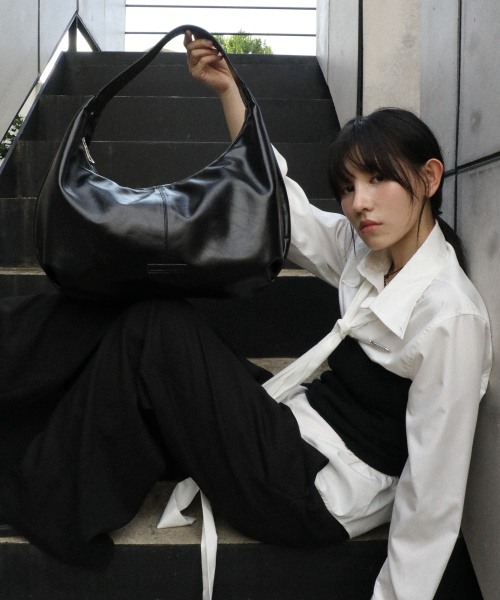IUGAMAKARAS（イウガマカラス）の「Studded Strap Hobo Bag (Black)（ショルダーバッグ・レディース・その他・FREE）」の2枚目の写真