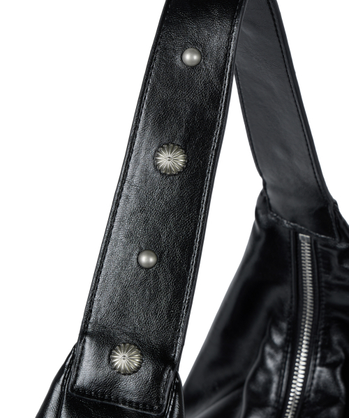 IUGAMAKARAS（イウガマカラス）の「Studded Strap Hobo Bag (Black)（ショルダーバッグ・レディース・その他・FREE）」の6枚目の写真