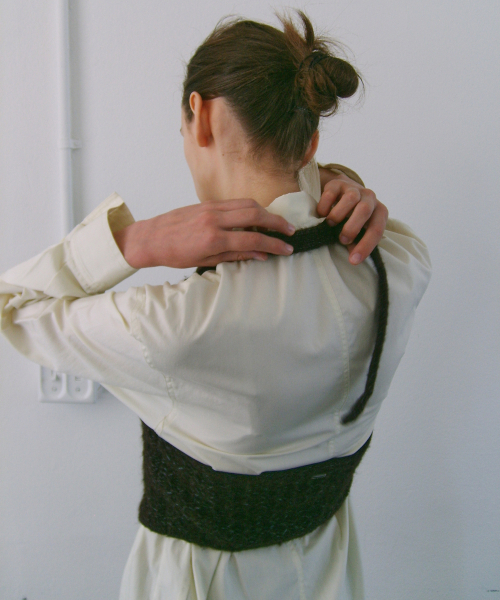 EN OR（エンオール）の「[ITALY FABRIC] TWIDDLE HALTER KNIT VEST - BROWN（ニット/セーター・レディース・その他・FREE）」の3枚目の写真