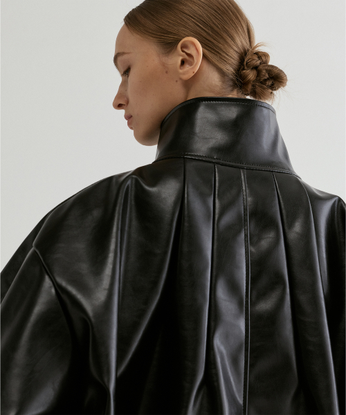 FROMWHERE(フロムウェア)の「Pleated Back Faux Leather Jacket Black(ライダースジャケット・レディース・その他・FREE)」の3枚目の写真
