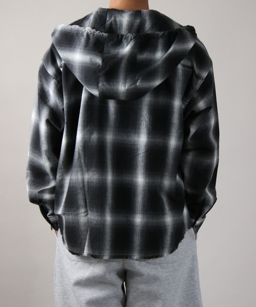 NYLAUS(ナイラス)の「【Nylaus】フード付き カットオフデザイン オンブレチェック シャツ ネルシャツ オーバーサイズシャツ 長袖シャツ(シャツ/ブラウス・メンズ・ブルー/ブラック/ブラウン・L/M)」の6枚目の写真