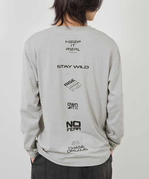 Mac-House(マックハウス)の「【T-GRAPHICS / ティーグラフィックス】ストリートロゴ長袖Tシャツ(Tシャツ/カットソー・メンズ・ブルー/グレー系1/ホワイト/ブラック/グレー系2・S/L/XL/M)」の4枚目の写真
