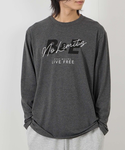 Mac-House(マックハウス)の「【T-GRAPHICS / ティーグラフィックス】ストリートロゴ長袖Tシャツ(Tシャツ/カットソー・メンズ・ブルー/グレー系1/ホワイト/ブラック/グレー系2・S/L/XL/M)」の5枚目の写真