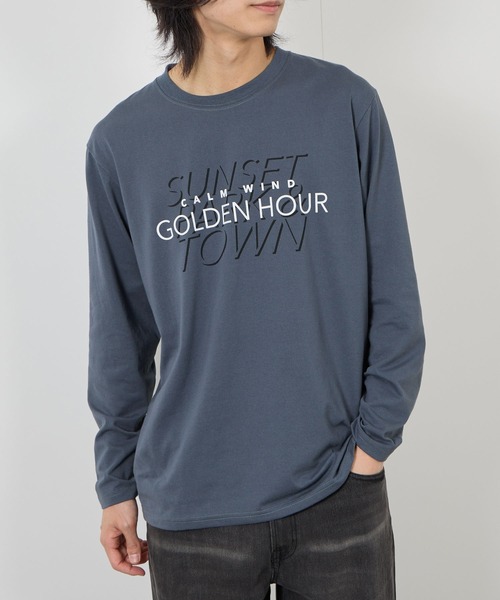 Mac-House(マックハウス)の「【T-GRAPHICS / ティーグラフィックス】ストリートロゴ長袖Tシャツ(Tシャツ/カットソー・メンズ・ブルー/グレー系1/ホワイト/ブラック/グレー系2・S/L/XL/M)」の1枚目の写真