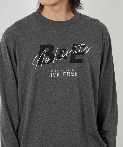 Mac-House(マックハウス)の「【T-GRAPHICS / ティーグラフィックス】ストリートロゴ長袖Tシャツ(Tシャツ/カットソー・メンズ・ブルー/グレー系1/ホワイト/ブラック/グレー系2・S/L/XL/M)」の6枚目の写真