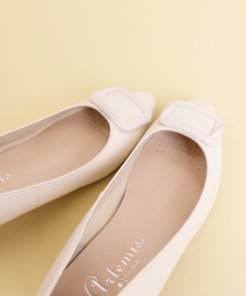 artemis by DIANA(アルテミスバイダイアナ)の「バックル付きソフトラウンドトゥパンプス(パンプス・レディース・アイボリー/ブラック/ベージュ・22.0cm/22.5cm/23.0cm/23.5cm/24.0cm/24.5cm/25.0cm)」の5枚目の写真