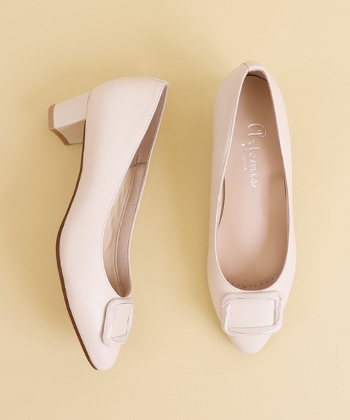 artemis by DIANA(アルテミスバイダイアナ)の「バックル付きソフトラウンドトゥパンプス(パンプス・レディース・アイボリー/ブラック/ベージュ・22.0cm/22.5cm/23.0cm/23.5cm/24.0cm/24.5cm/25.0cm)」の4枚目の写真