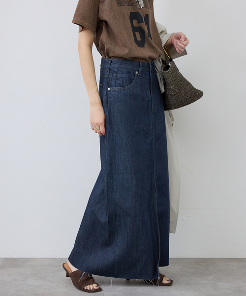 SLOBE IENA（スローブイエナ）の「《WEBのみ4サイズ展開/》LE DENIM スリットフレアデニムスカート（デニムスカート・レディース・ネイビー/ブルー系その他・34/36/38/40）」の7枚目の写真
