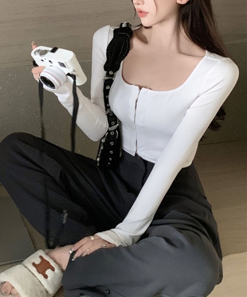 VIBGYOR（ヴィブジョー）の「【EIZZ/アイズ】フロントホック ワイドUネック クロップド ニットトップス ショート丈 長袖（カーディガン/ボレロ・レディース・グレー/ブラック/ホワイト・FREE）」の2枚目の写真