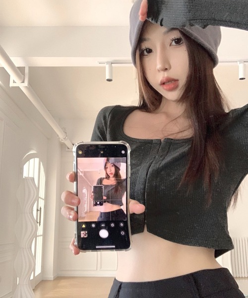 VIBGYOR（ヴィブジョー）の「【EIZZ/アイズ】フロントホック ワイドUネック クロップド ニットトップス ショート丈 長袖（カーディガン/ボレロ・レディース・グレー/ブラック/ホワイト・FREE）」の9枚目の写真