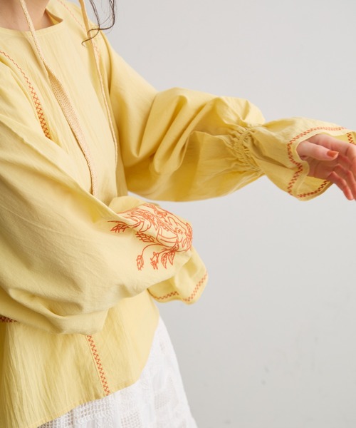 Crisp（クリスプ）の「フラワー刺繍ショートブラウス（シャツ/ブラウス・レディース・イエロー/アイボリー・FREE）」の9枚目の写真