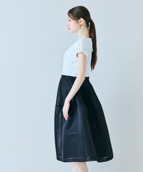 Audie a Muses(オーディアミューズ)の「リボン付き異素材ワンピース(ワンピース・レディース・ブラック/オフホワイト・36/38/40/42)」の7枚目の写真
