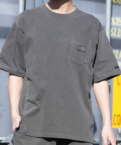 NEW ERA(ニューエラ)の「NEW ERA/ニューエラ 半袖 Tシャツ メンズ SS GARMENT DEE WPATCH(Tシャツ/カットソー・メンズ・ブラウン/チャコール/グレー・M/L/XL/XXL)」の2枚目の写真