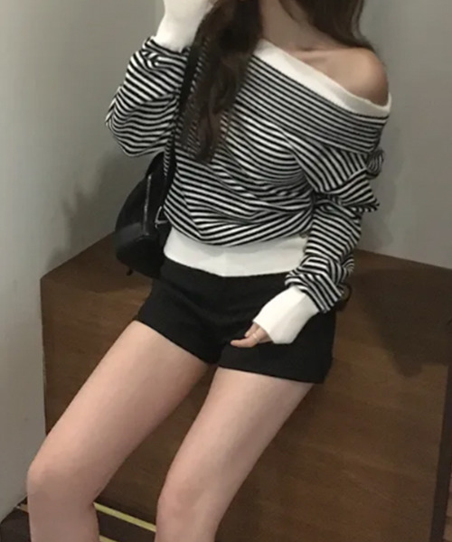 VIVID LADY（ビビッドレディー）の「配色 オフショルダー  ボーダー リブニット（ニット/セーター・レディース・ブラウン/ブラック・FREE）」の11枚目の写真