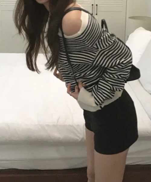VIVID LADY（ビビッドレディー）の「配色 オフショルダー  ボーダー リブニット（ニット/セーター・レディース・ブラウン/ブラック・FREE）」の13枚目の写真