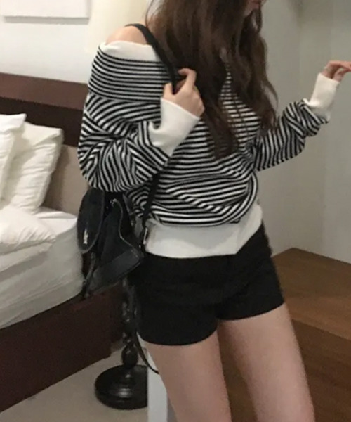 VIVID LADY（ビビッドレディー）の「配色 オフショルダー  ボーダー リブニット（ニット/セーター・レディース・ブラウン/ブラック・FREE）」の15枚目の写真