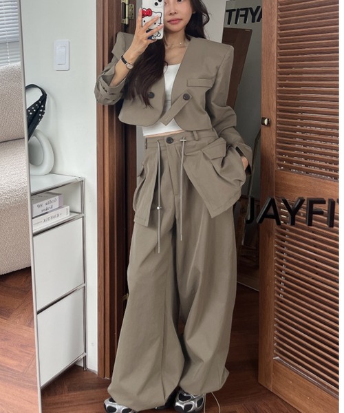 Doula Doula（ドゥーラドゥーラ）の「【セットアップ】ショート丈ジャケット&ワンドパンツ 上下2点セット（セットアップ・レディース・ブラック/ベージュ・M/L）」の2枚目の写真