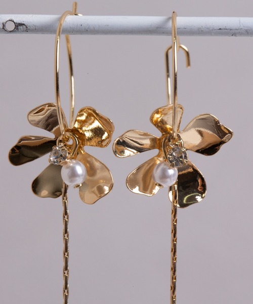 Peony(ピオニー)の「【Peony/ピオニー】フラワーパールチェーンドロップピアス(ピアス(両耳用)・レディース・シルバー/ゴールド・FREE)」の2枚目の写真