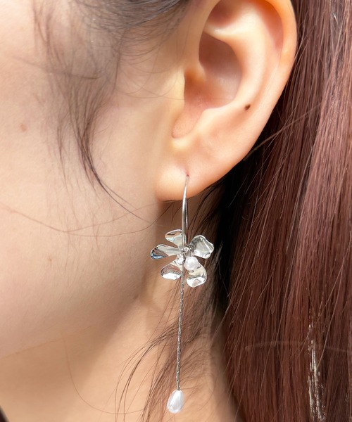 Peony(ピオニー)の「【Peony/ピオニー】フラワーパールチェーンドロップピアス(ピアス(両耳用)・レディース・シルバー/ゴールド・FREE)」の4枚目の写真