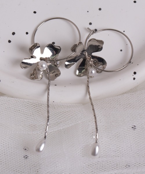 Peony(ピオニー)の「【Peony/ピオニー】フラワーパールチェーンドロップピアス(ピアス(両耳用)・レディース・シルバー/ゴールド・FREE)」の8枚目の写真