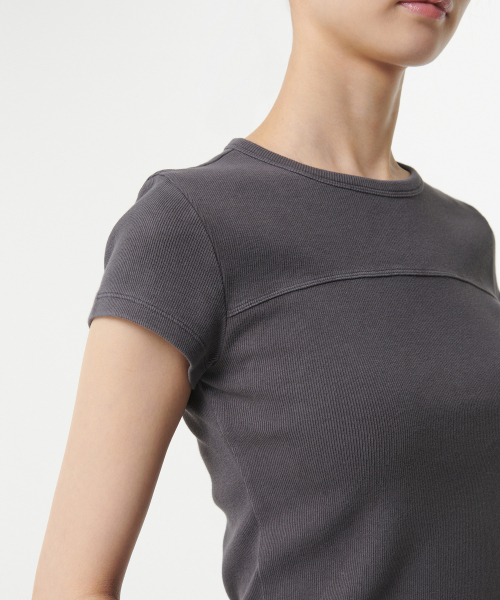 MUSINSA STANDARD WOMAN（ムシンサスタンダードウーマン）の「ウィメンズリブドピグメントスリムTシャツ[ダークグレー]（Tシャツ/カットソー・レディース・その他・SMALL/MEDIUM/LARGE/X-LARGE/X-SMALL）」の5枚目の写真