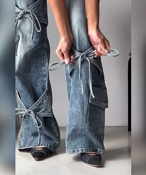 Sibra(シブラ)の「リボンデザインカーゴポケットワイドデニムパンツ(デニムパンツ・レディース・ブルー・S/L)」の5枚目の写真