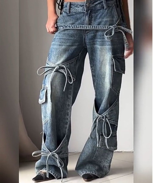 Sibra(シブラ)の「リボンデザインカーゴポケットワイドデニムパンツ(デニムパンツ・レディース・ブルー・S/L)」の2枚目の写真