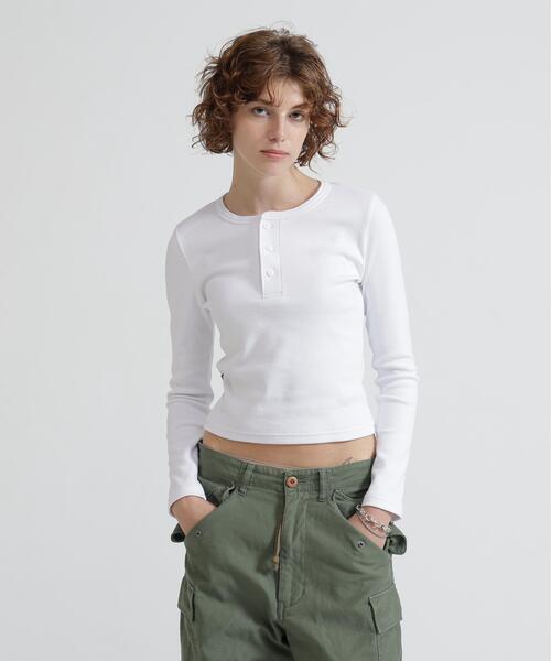 AVIREX(アヴィレックス)の「《DAILY/WOMAN》L/S HENLEY NECK T-SHIRT(Tシャツ/カットソー・レディース・ホワイト/ブラック・M/S)」の1枚目の写真