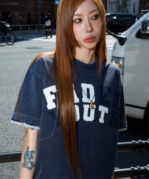 XTONZ(エクストーンズ)の「XF014 アーチアップリケダメージウォッシングTシャツ (NAVY)(Tシャツ/カットソー・レディース・その他・SMALL/MEDIUM/LARGE)」の3枚目の写真