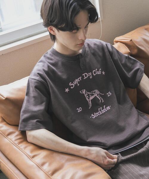 SENSE OF PLACE by URBAN RESEARCH(センスオブプレイスバイアーバンリサーチ)の「ヴィンテージグラフィックヘンリーネックTシャツ(Tシャツ/カットソー・メンズ・ライトブルー/チャコールグレー/ネイビー・LARGE/MEDIUM)」の2枚目の写真