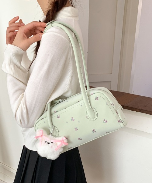 LA VORAGINE(ラ ヴォラジネ)の「5 色展開 小花プリント ボストンバッグ ショルダーアンダー ぬいぐるみチャーム付き(ショルダーバッグ・レディース・ブラック/ホワイト/ピンク/グリーン・FREE)」の3枚目の写真