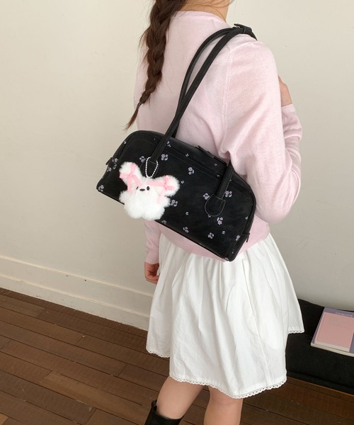 LA VORAGINE(ラ ヴォラジネ)の「5 色展開 小花プリント ボストンバッグ ショルダーアンダー ぬいぐるみチャーム付き(ショルダーバッグ・レディース・ブラック/ホワイト/ピンク/グリーン・FREE)」の1枚目の写真
