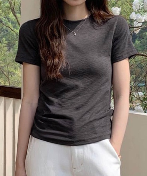 LOWO(ロワ)の「驚くほど伸びる/65kg対応。極上ストレッチの“美フィット”Tシャツ(Tシャツ/カットソー・レディース・チャコールグレー/ダークブラウン/ブラック/ネイビー/オフホワイト/ライトグレー/ライトベージュ/ピンク/グレー/バーガンディー/グレイッシュベージュ/モカ・FREE)」の4枚目の写真