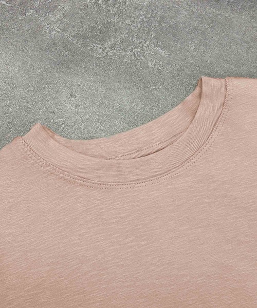 LOWO(ロワ)の「驚くほど伸びる/65kg対応。極上ストレッチの“美フィット”Tシャツ(Tシャツ/カットソー・レディース・チャコールグレー/ダークブラウン/ブラック/ネイビー/オフホワイト/ライトグレー/ライトベージュ/ピンク/グレー/バーガンディー/グレイッシュベージュ/モカ・FREE)」の20枚目の写真