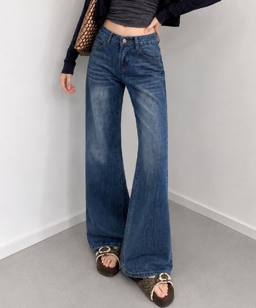 NANEA（ナネア）の「ハイウエストセミフレアデニムパンツ（デニムパンツ・レディース・ブルー・MEDIUM/SMALL）」の3枚目の写真
