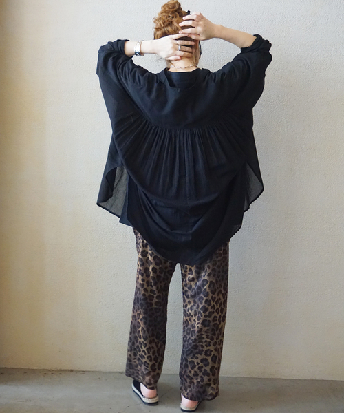 JOURNAL STANDARD LUXE（ジャーナルスタンダード　ラックス）の「ハイツイストガーゼ ギャザーBIGシャツ（シャツ/ブラウス・レディース・ブラック/ホワイト・FREE）」の4枚目の写真