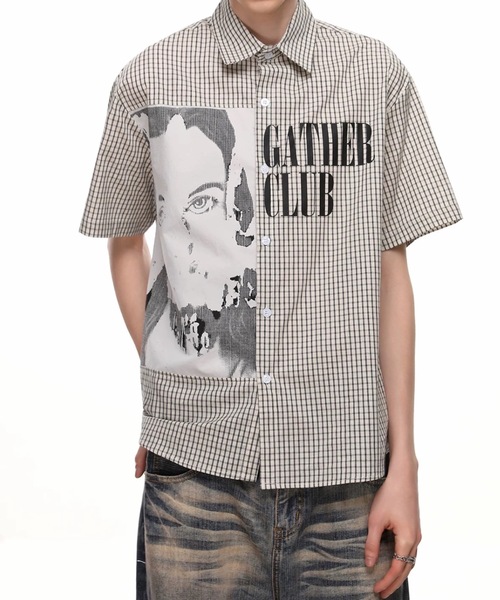 SHERU(シェル)の「【2 色展開】細チェック半袖シャツ ポートレート人物 + GATHER CLUB 英字プリント オーバーサイズ ユニセックス(シャツ/ブラウス・メンズ・ホワイト/ブラック・F)」の2枚目の写真