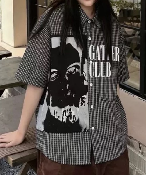 SHERU(シェル)の「【2 色展開】細チェック半袖シャツ ポートレート人物 + GATHER CLUB 英字プリント オーバーサイズ ユニセックス(シャツ/ブラウス・メンズ・ホワイト/ブラック・F)」の11枚目の写真