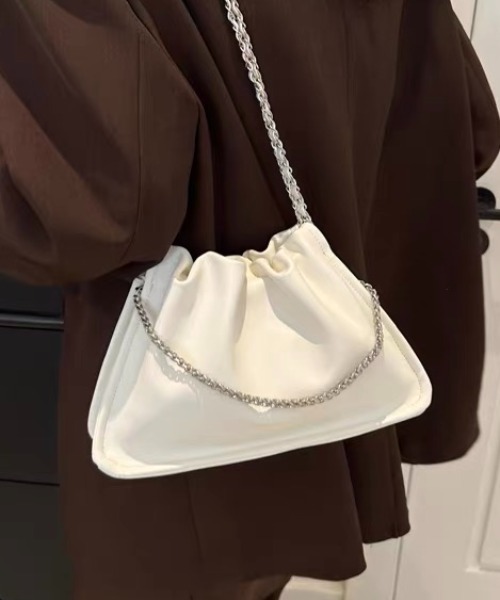 ampm(エーエムピーエム)の「2WAY ギャザー チェーンショルダーバッグ ワンハンドル フェイクレザー(ショルダーバッグ・レディース・ホワイト/ブラック/シルバー・FREE)」の12枚目の写真
