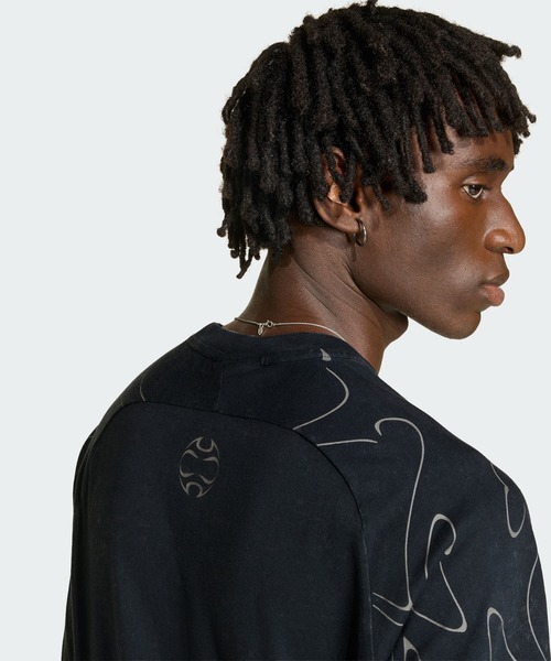 adidas(アディダス)の「Adilenium シーズン4 チームガイスト グラフィック 半袖Tシャツ / アディダスオリジナルス adidas Originals(Tシャツ/カットソー・メンズ・ブラック・SMALL/X-SMALL/X-LARGE/MEDIUM/4XL/LARGE/3XL/XX-LARGE)」の4枚目の写真