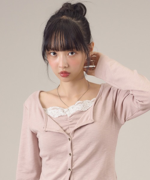 apres jour mignon(アプレジュールミニョン)の「レース付きフェイクレイヤードトップス(Tシャツ/カットソー・レディース・ピンク/チャコールグレー/ブラウン系その他・LARGE/フリー)」の3枚目の写真